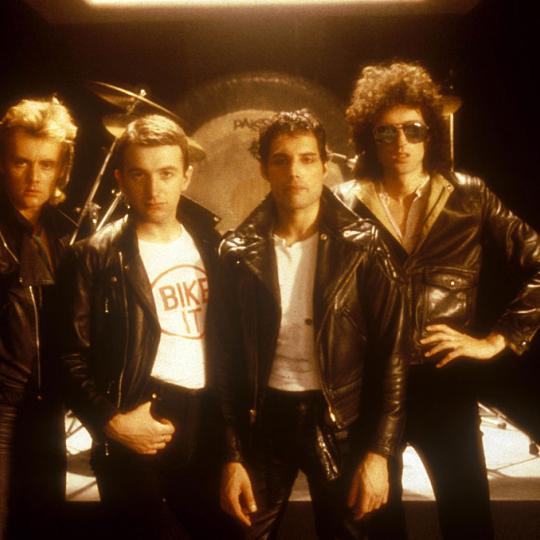 UNSPECIFIED - JANUARY 01: Photo of QUEEN; Posed group portrait L-R Roger Taylor, John Deacon, Freddie Mercury and Brian May (Photo by John Rodgers/Redferns)