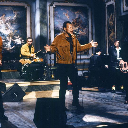 SATURDAY NIGHT LIVE -- Episode 19 -- Pictured: Young FIne Cannibals during the musical performance on May 13, 1989 (Photo by Alan Singer/NBCU Photo Bank/NBCUniversal via Getty Images via Getty Images)