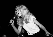 Singer Kim Carnes at the Park West auditorium, Chicago, Illinois, August 28, 1981. (Photo by Paul Natkin/Getty Images)