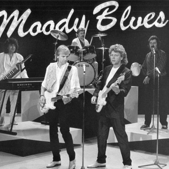 Die Band "Moody Blues" ("Nights in White Satin") mit Sänger Justin Hayward (vorne links) während einer Probe für die ZDF-Show "Na sowas!" am 24.05.1986 in der Stadthalle in Bremerhaven. (Photo by Frank Kleefeldt/picture alliance via Getty Images)