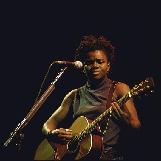 ZIMBABWE - OCTOBER 1988: Rock musician Tracy Chapman performing during Amnesty International's "Human Rights Now!" concert tour. (Photo by William F. Campbell/The LIFE Images Collection via Getty Images/Getty Images)