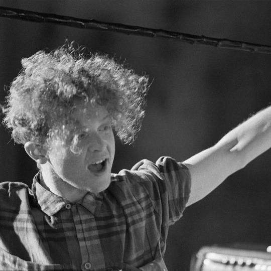 English singer Mick Hucknall performing with Simply Red at a video shoot in London, September 1985. (Photo by Michael Putland/Getty Images)