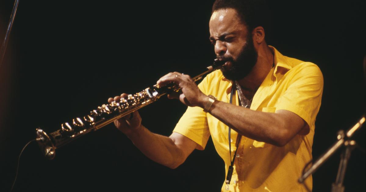 Grover Washington Jr. - Just the Two of Us (feat. Bill Withers) (Official  Lyric Video) 