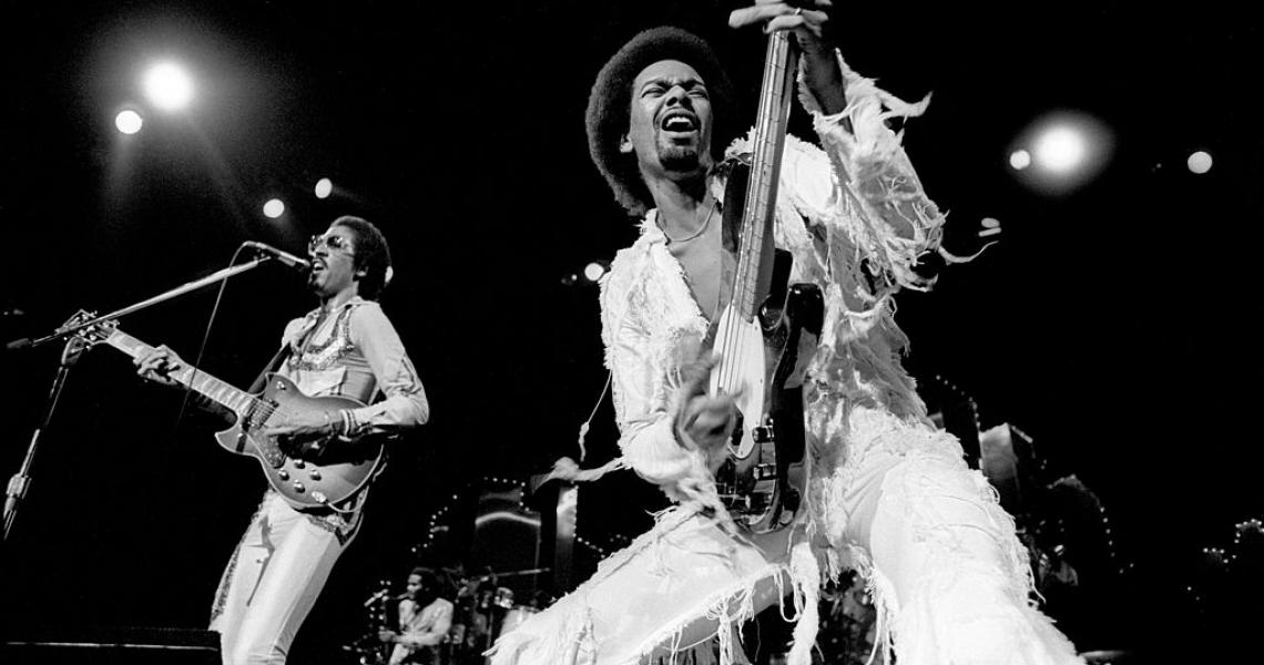 NEW YORK: George Johnson (L) and Louis Johnson (R) from the Brothers Johnson perform live at Madison Square Garden in New York in 1976 (Photo by Richard E. Aaron/Redferns)