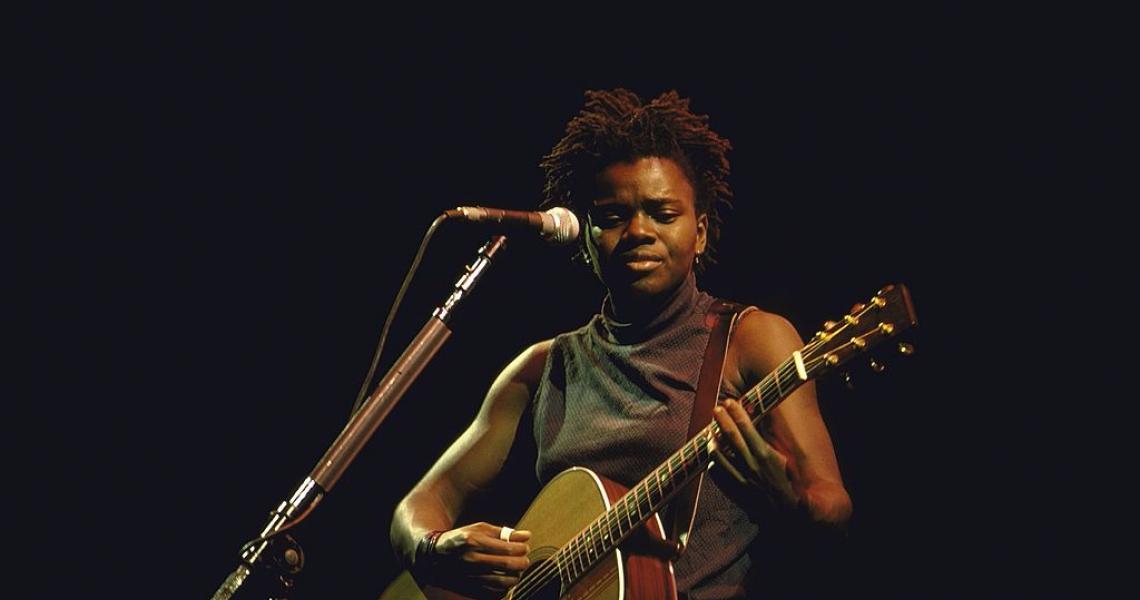 ZIMBABWE - OCTOBER 1988: Rock musician Tracy Chapman performing during Amnesty International's "Human Rights Now!" concert tour. (Photo by William F. Campbell/The LIFE Images Collection via Getty Images/Getty Images)