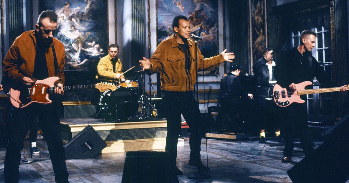 SATURDAY NIGHT LIVE -- Episode 19 -- Pictured: Young FIne Cannibals during the musical performance on May 13, 1989 (Photo by Alan Singer/NBCU Photo Bank/NBCUniversal via Getty Images via Getty Images)